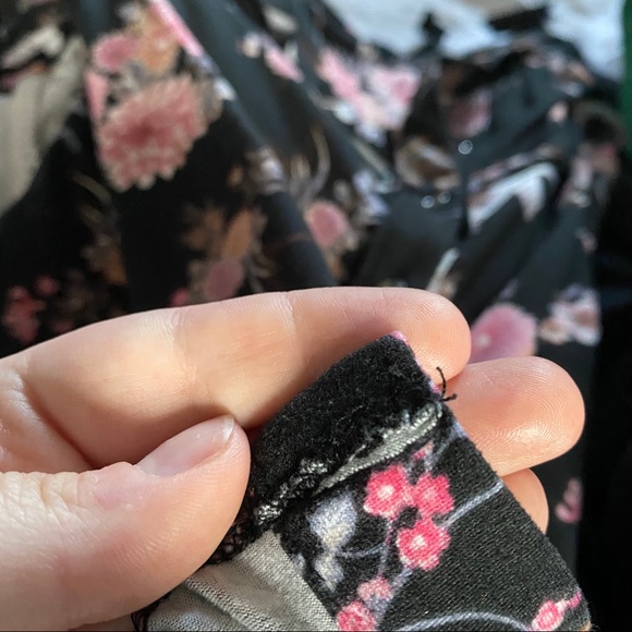 Button up blouse with balloon sleeves and ruffle - Picture 5 of 5